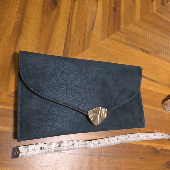 Elegant Forest Green And Velvet-like Material Clutch with Gold Accent - Picture 5 of 7